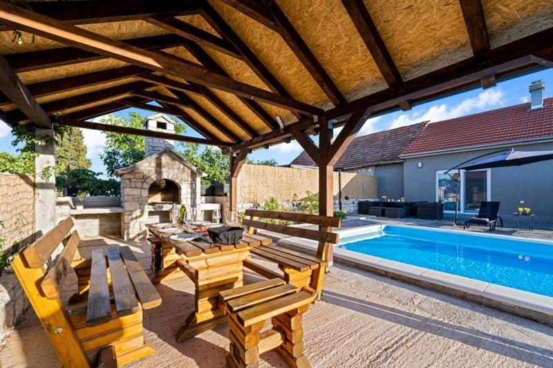 Villa Olive Tree House With Jacuzzi, Wifi And 40m2 Pool Siritovci