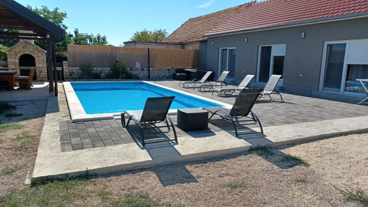 Olive Tree House With Jacuzzi, Wifi And 40m2 Pool Villa Siritovci