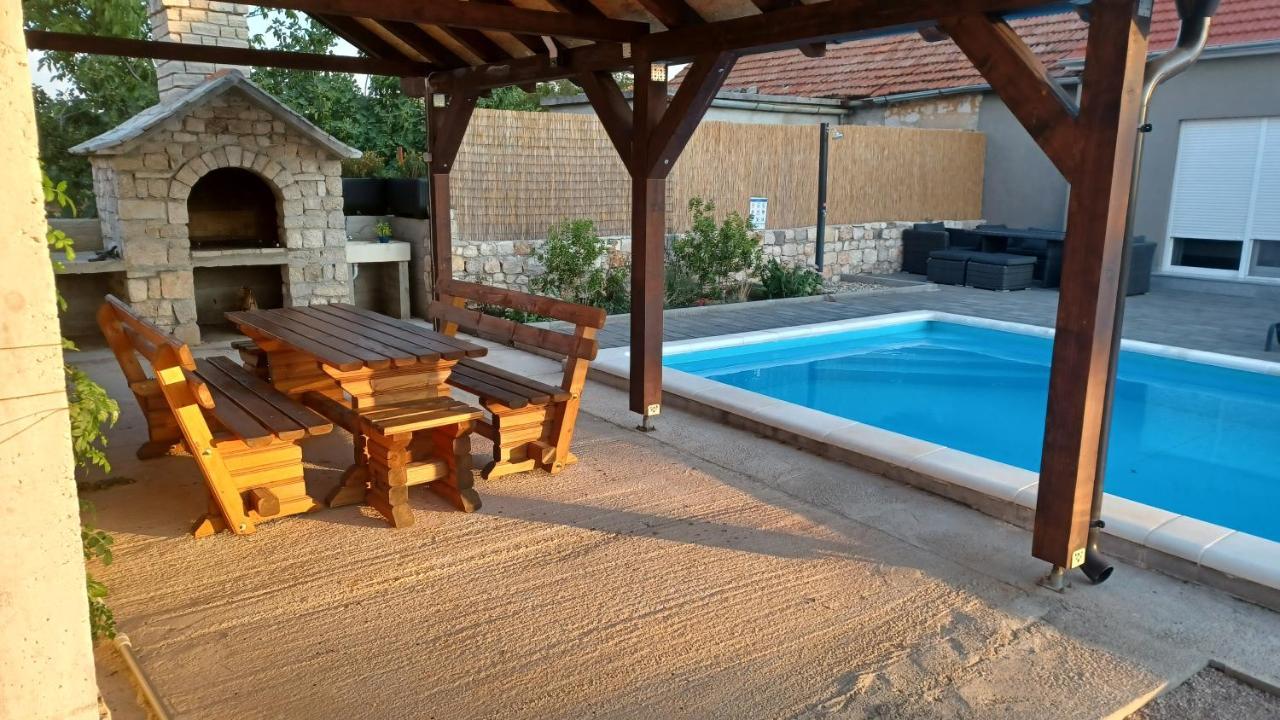 Olive Tree House With Jacuzzi, Wifi And 40m2 Pool Villa Siritovci