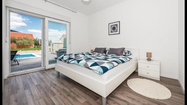 Olive Tree House With Jacuzzi, Wifi And 40m2 Pool Siritovci